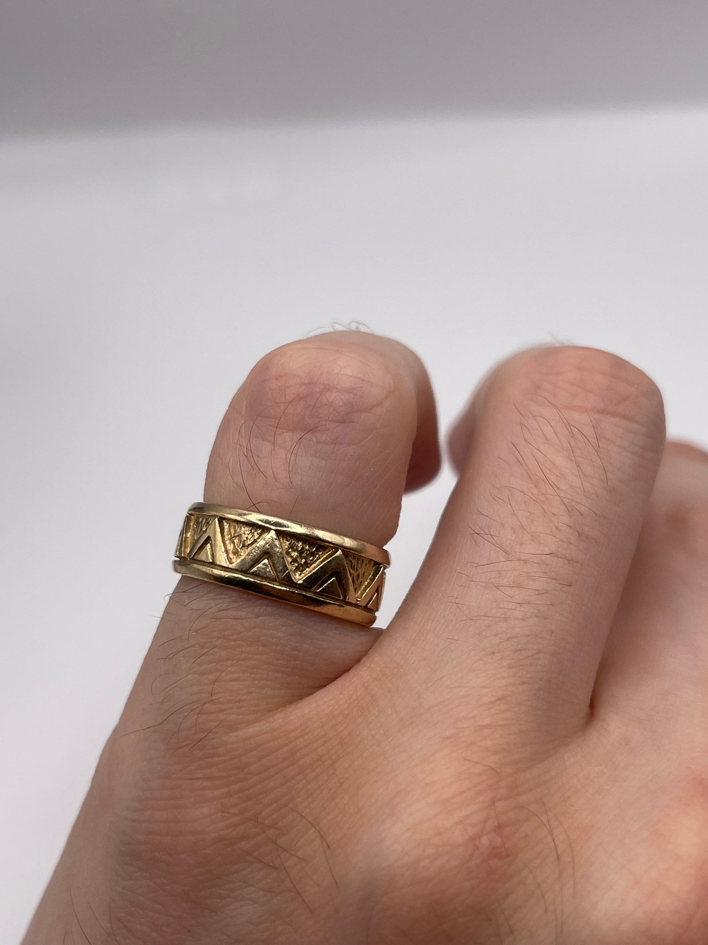 9ct gold patterned band