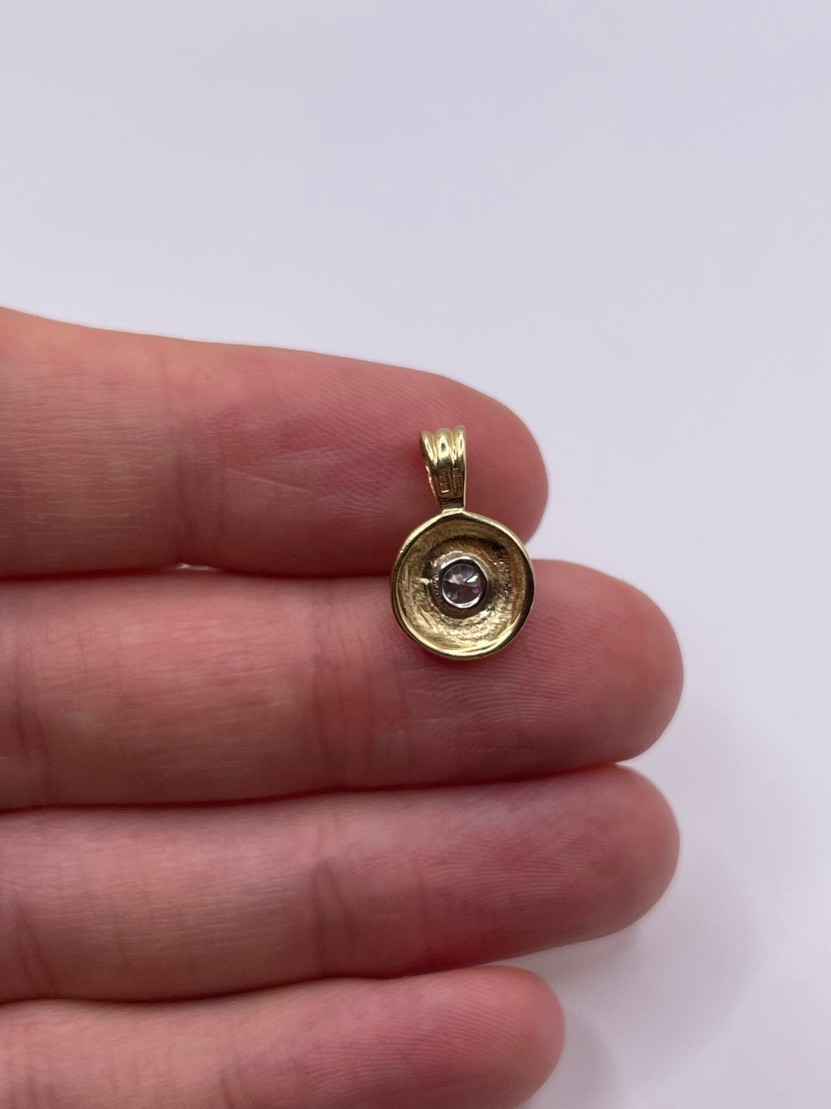 18ct gold diamond pendant