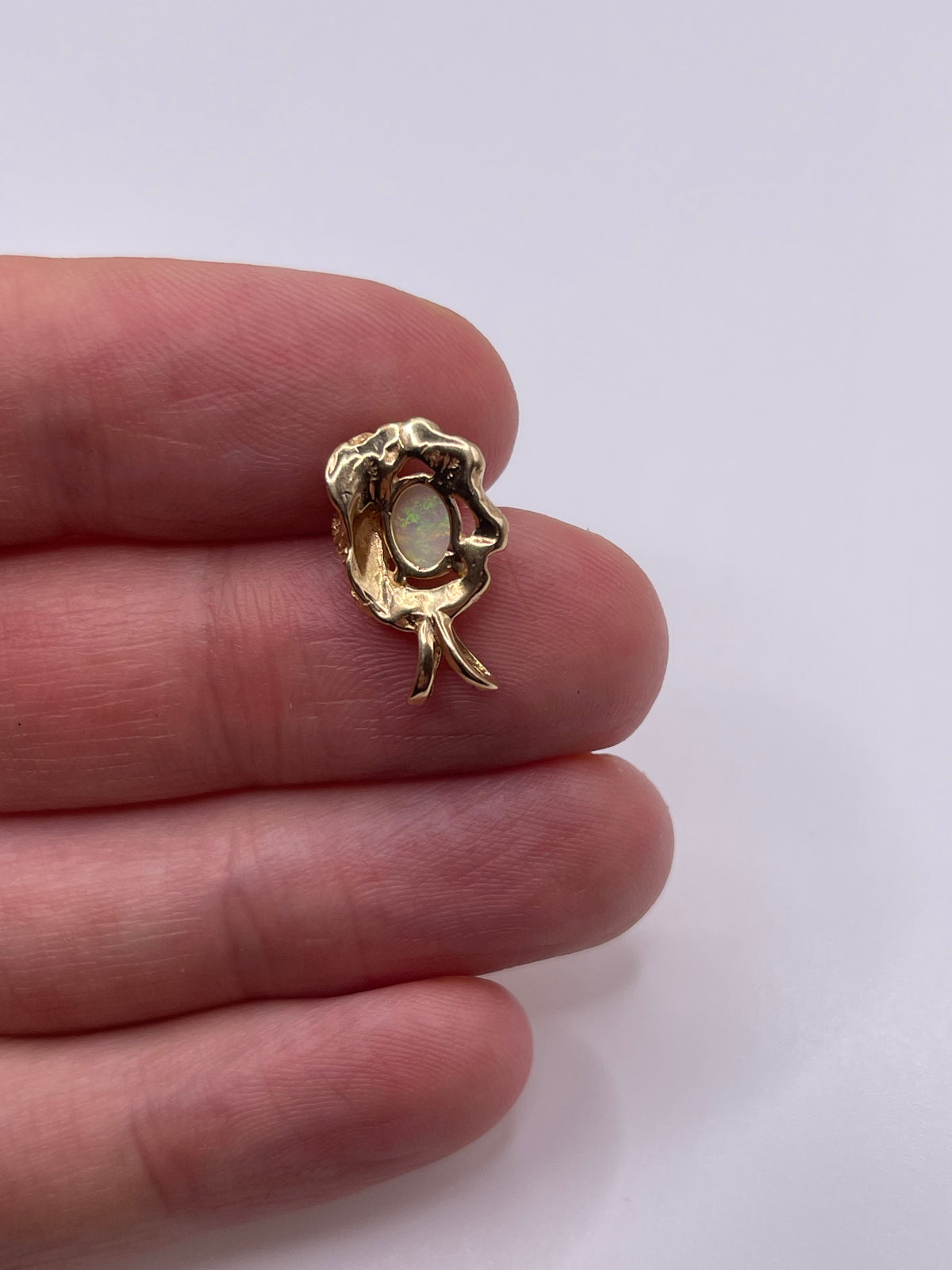 9ct gold opal pendant