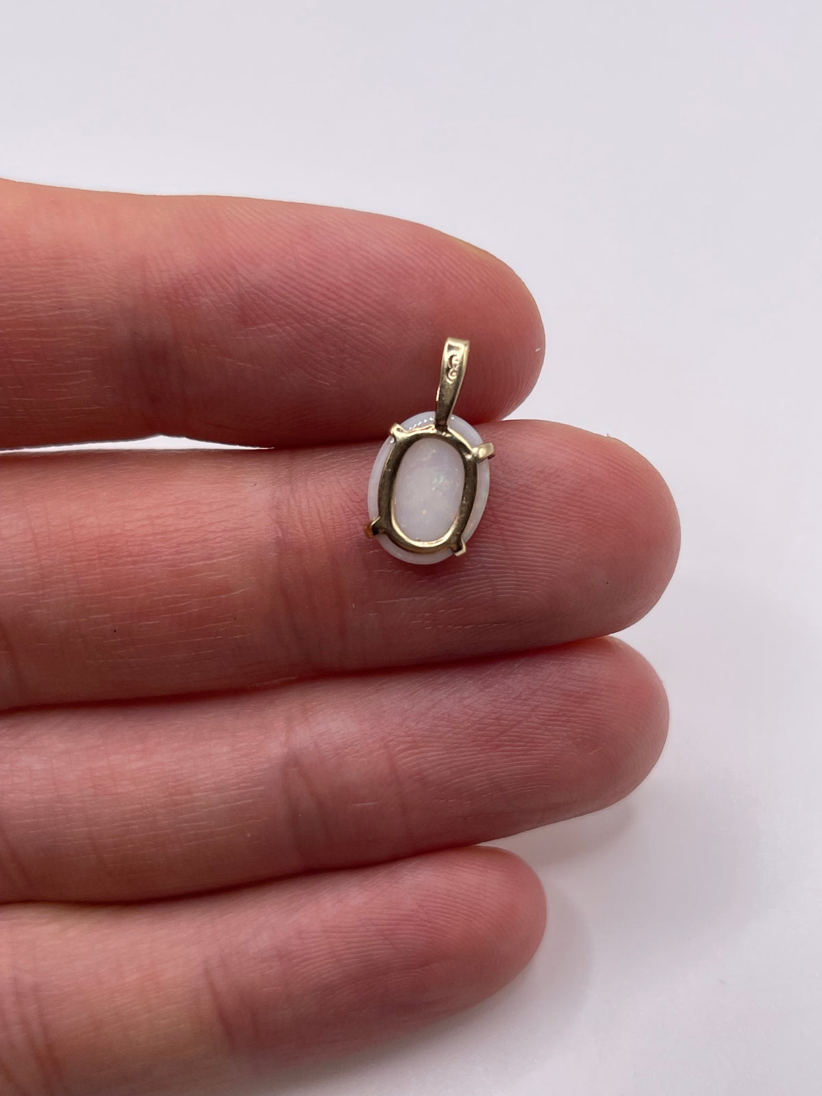 9ct gold opal pendant