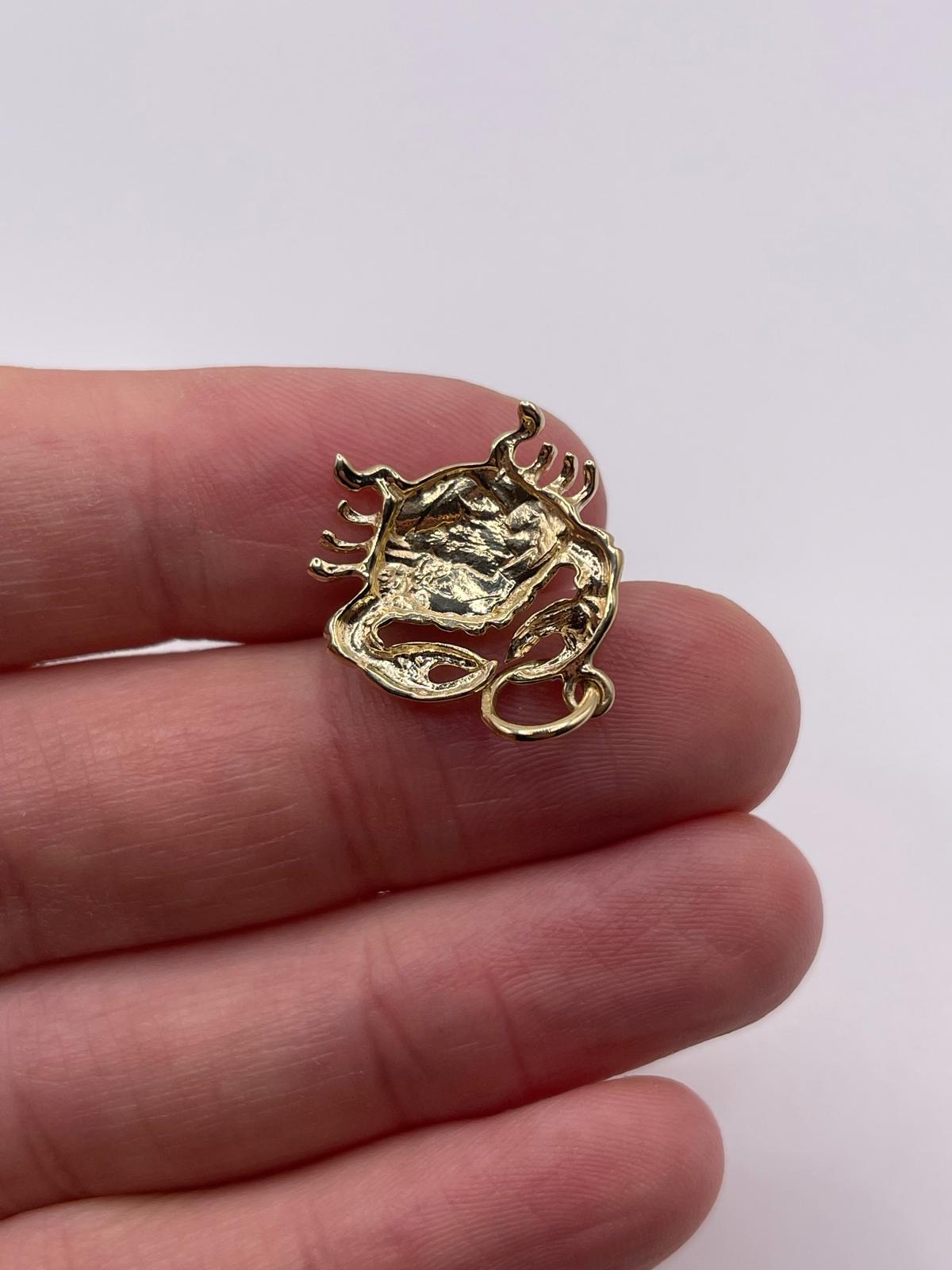 9ct gold crab pendant
