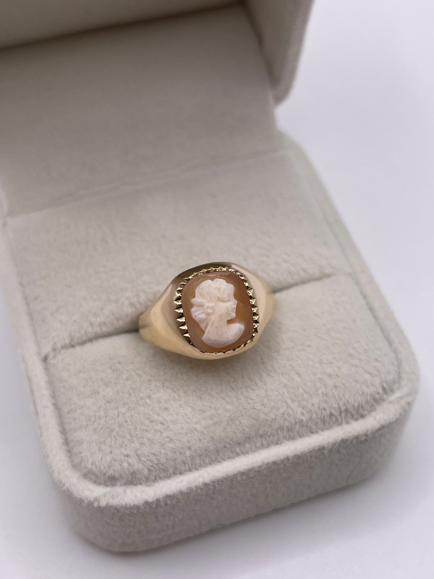 9ct gold cameo ring