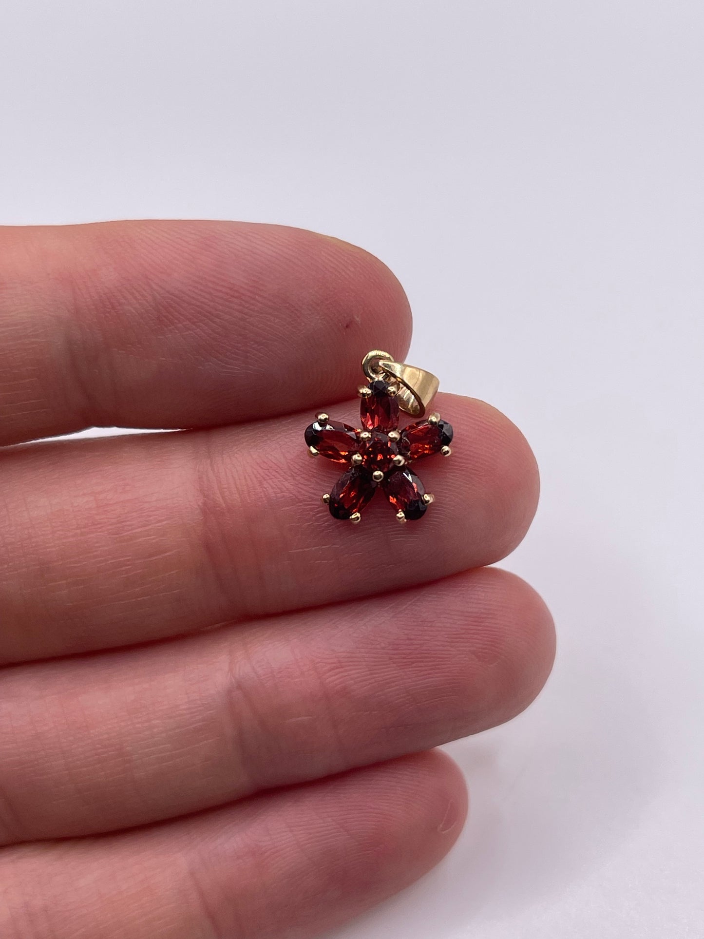 9ct gold garnet flower pendant