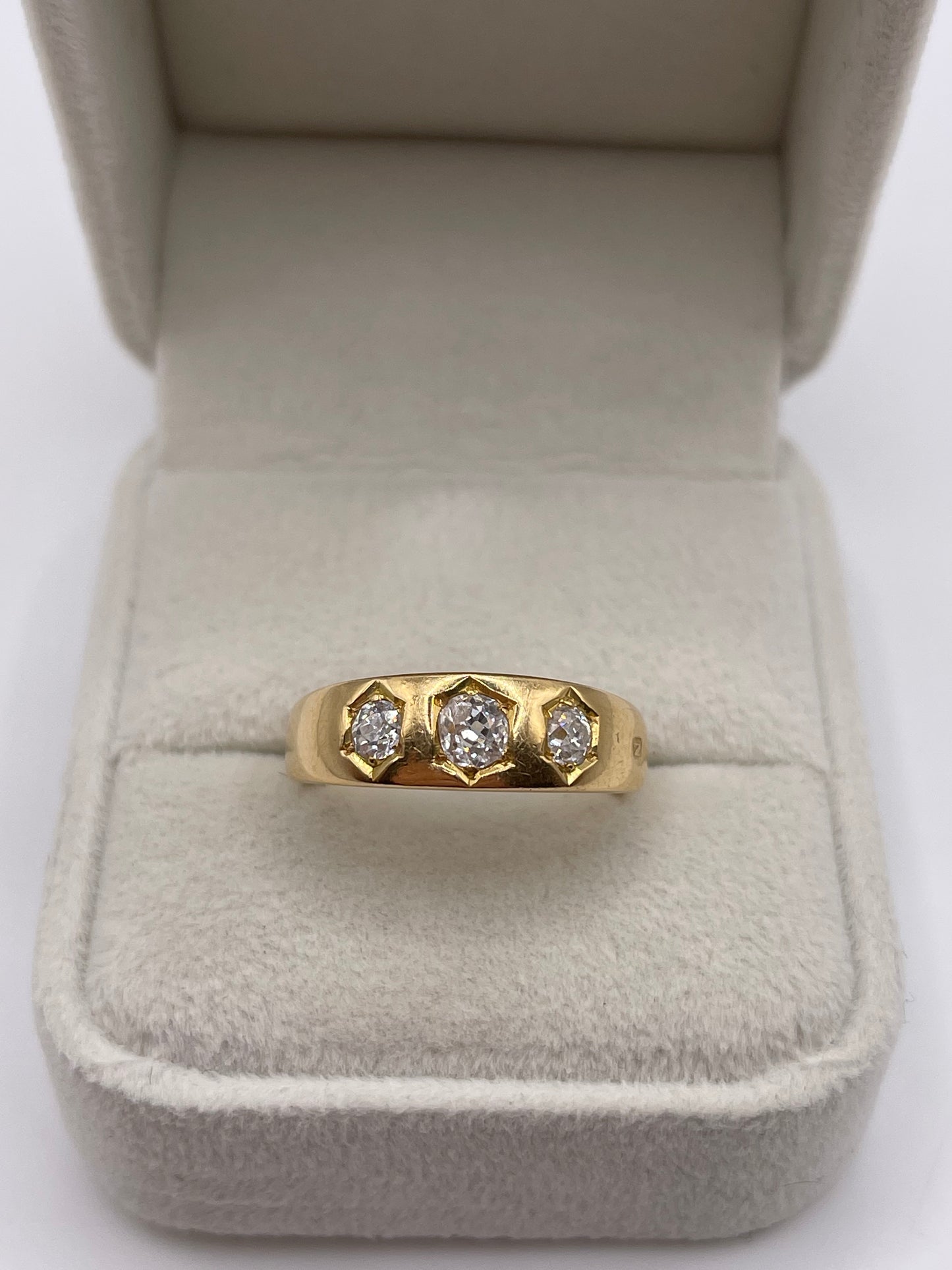 Antique 18ct gold 3 stone diamond guosy ring