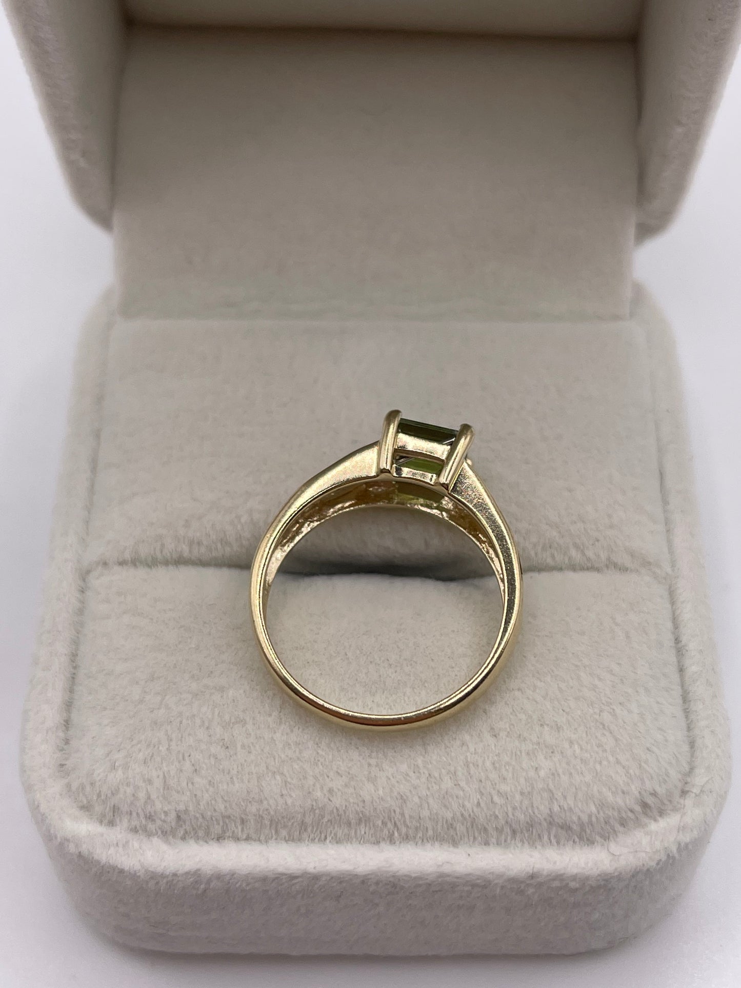 9ct gold peridot ring
