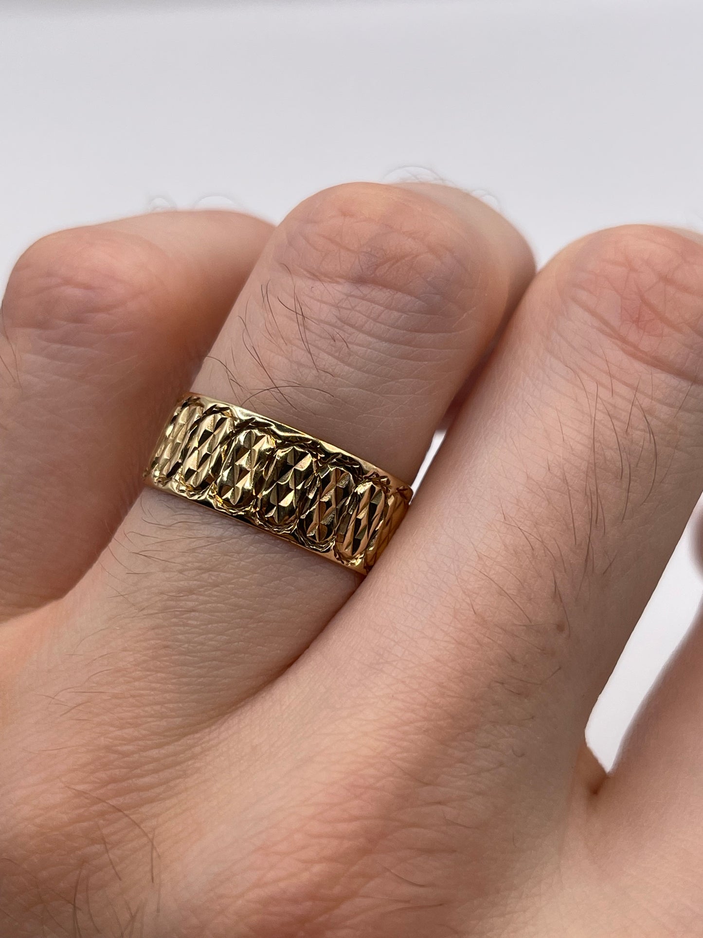9ct gold patterned band