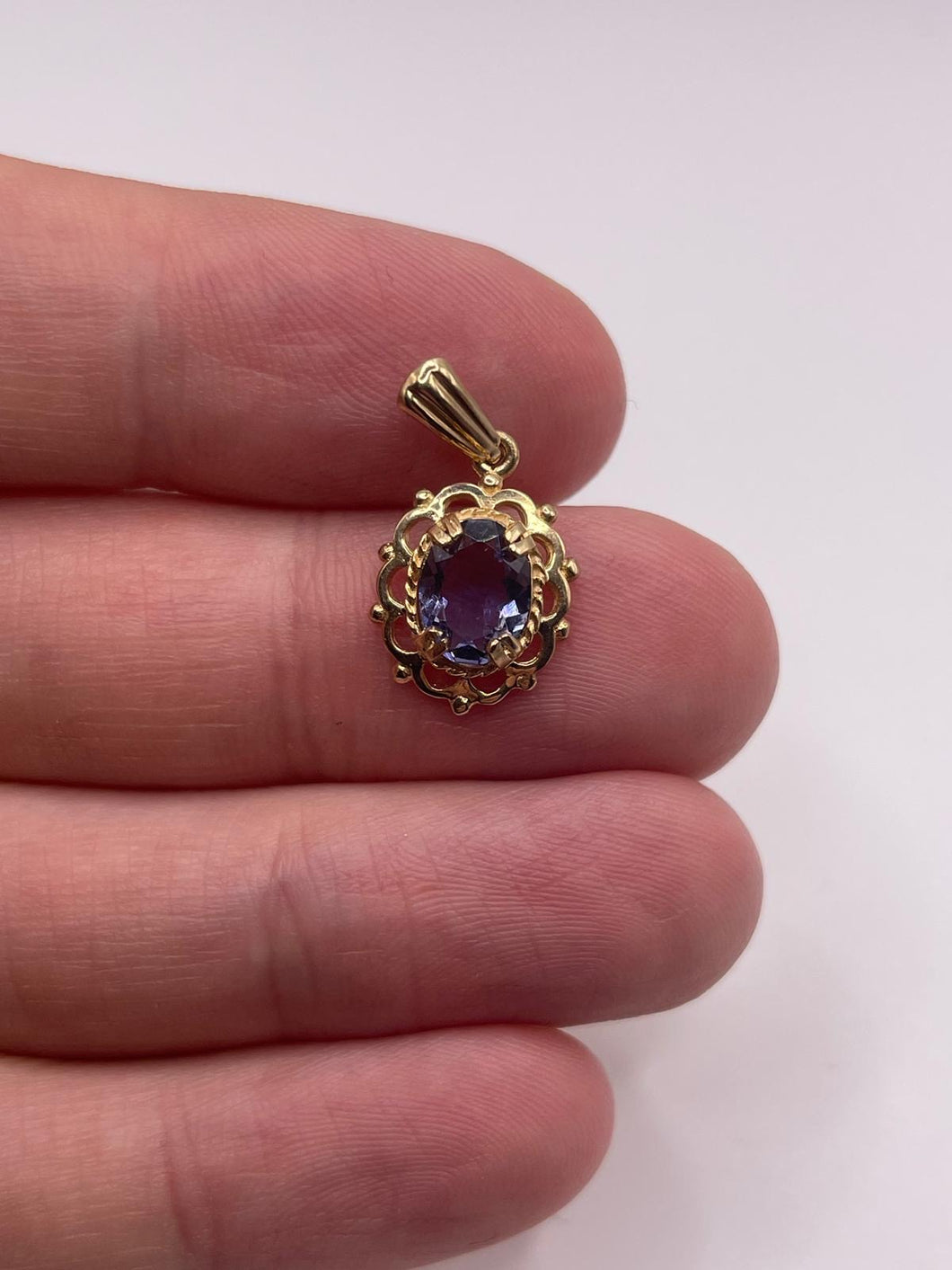 9ct gold iolite pendant