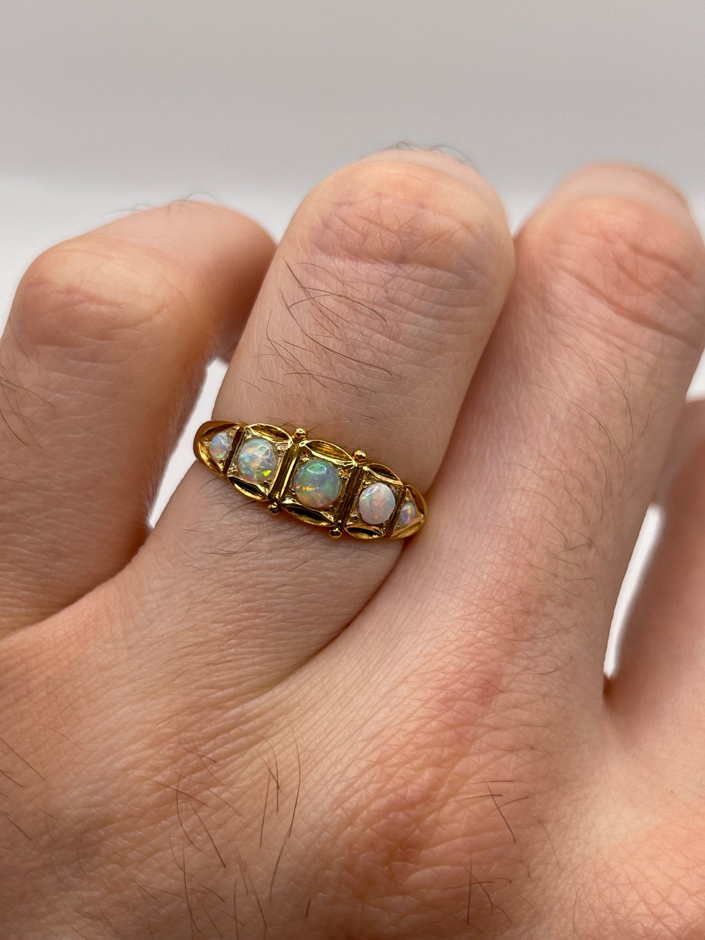 Antique 18ct gold opal ring