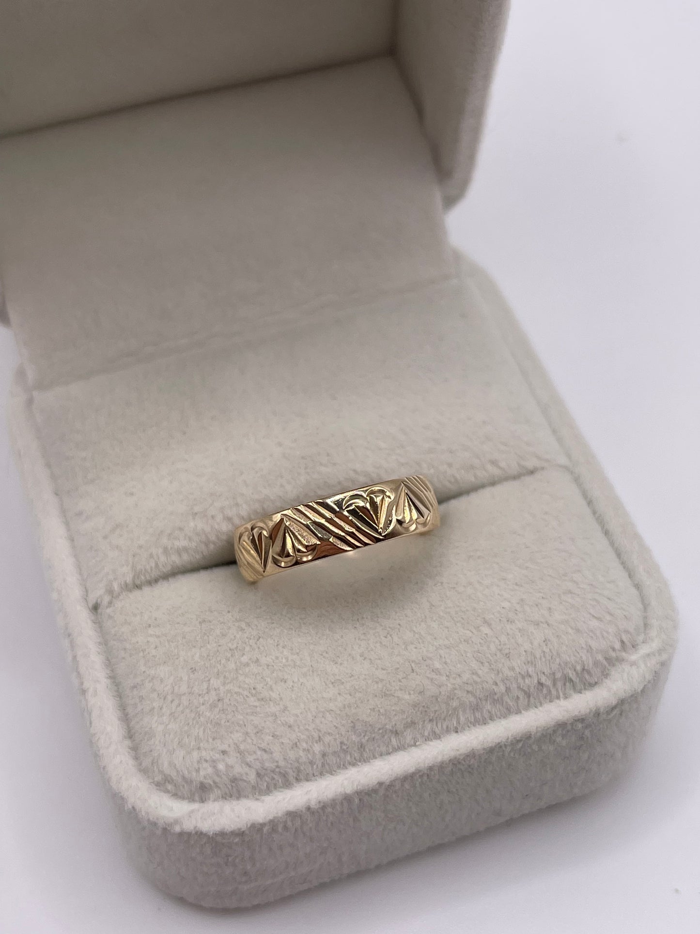 9ct gold patterned band