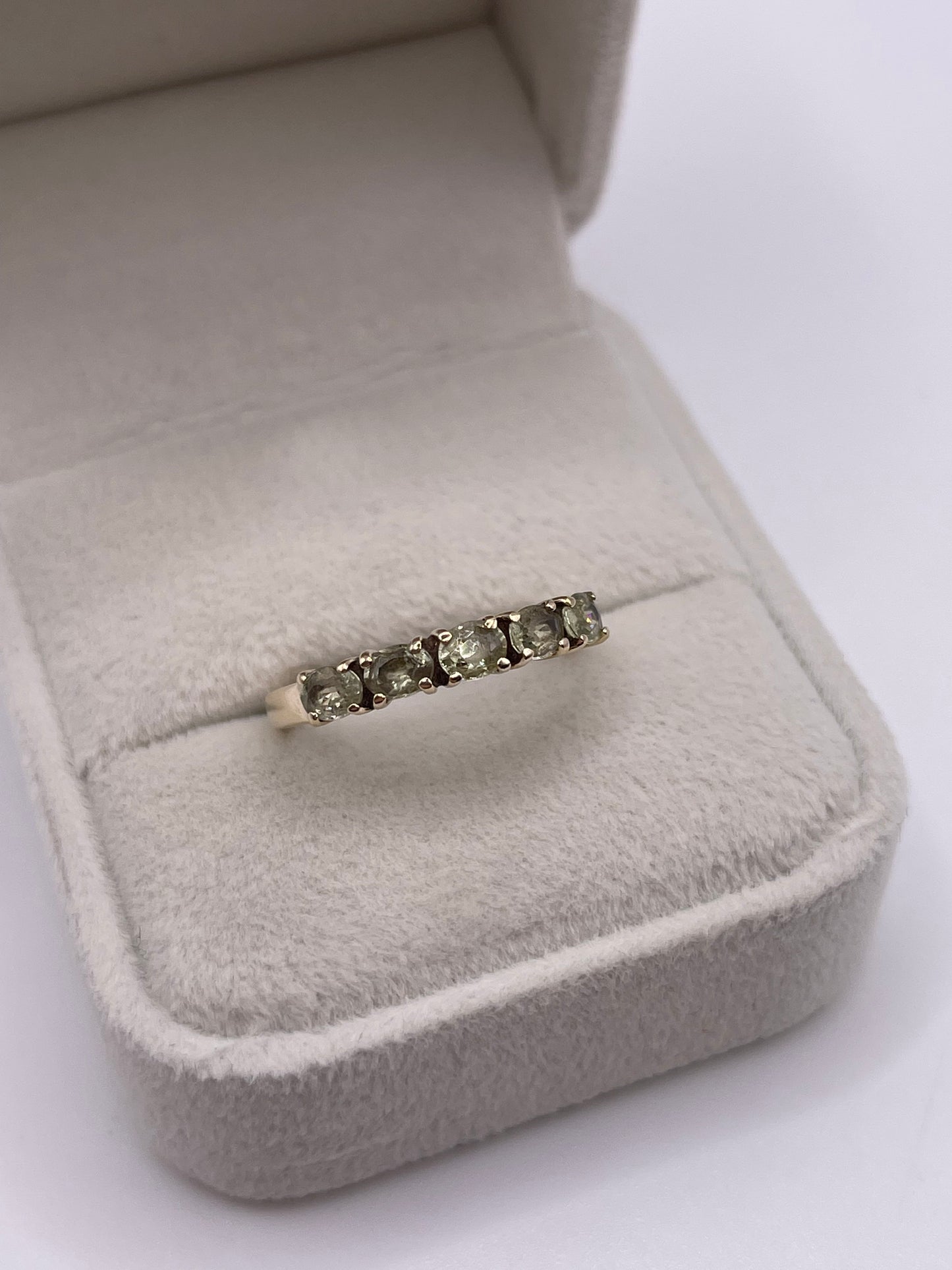 9ct gold green sapphire ring