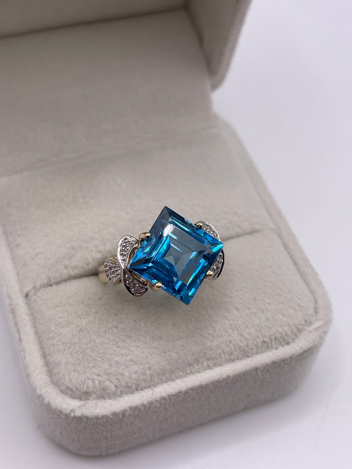 9ct gold topaz and diamond ring