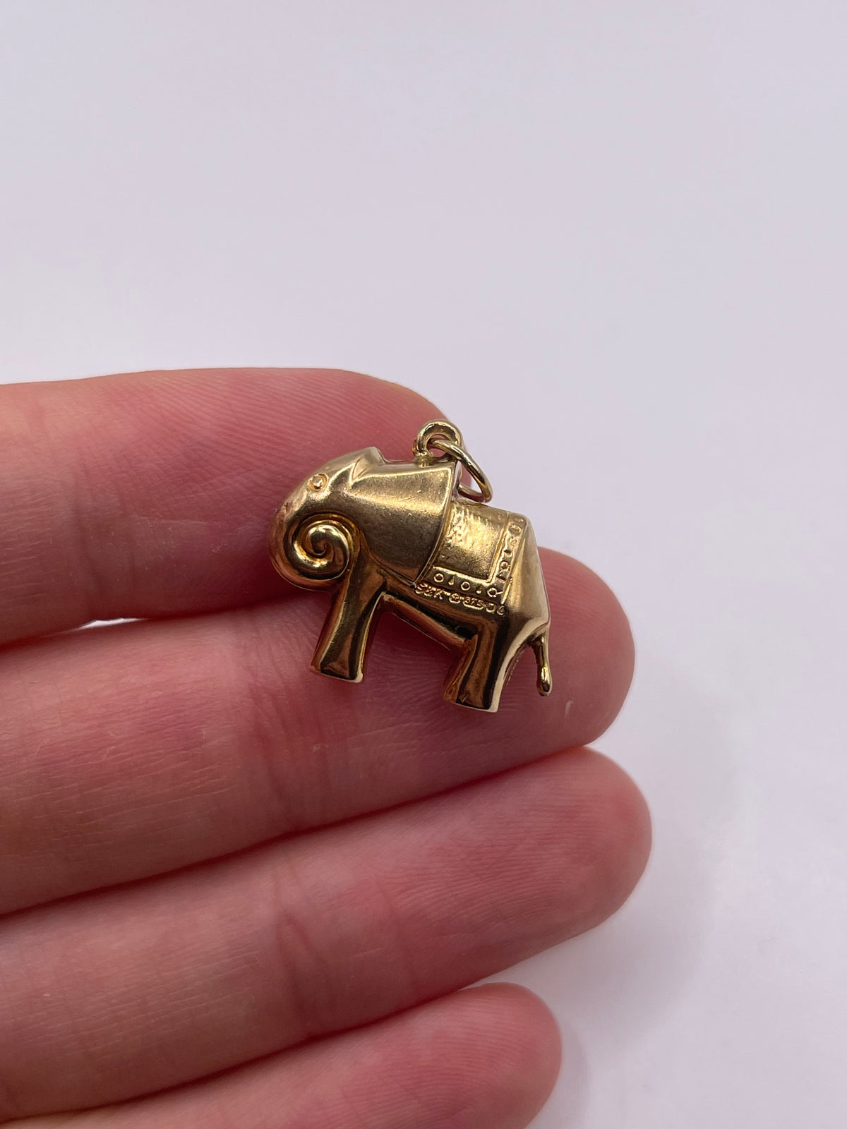 9ct gold elephant charm