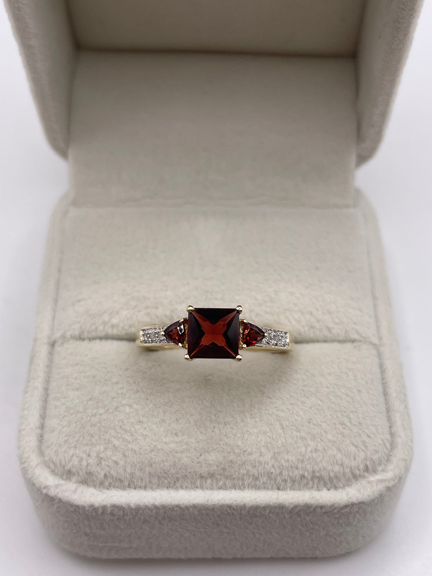 9ct gold garnet and diamond ring