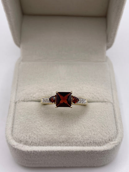9ct gold garnet and diamond ring