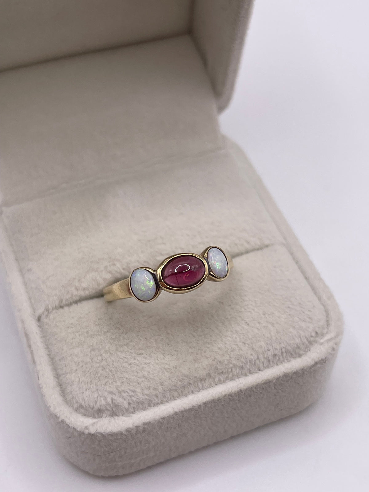 9ct gold cabochon garnet and opal ring