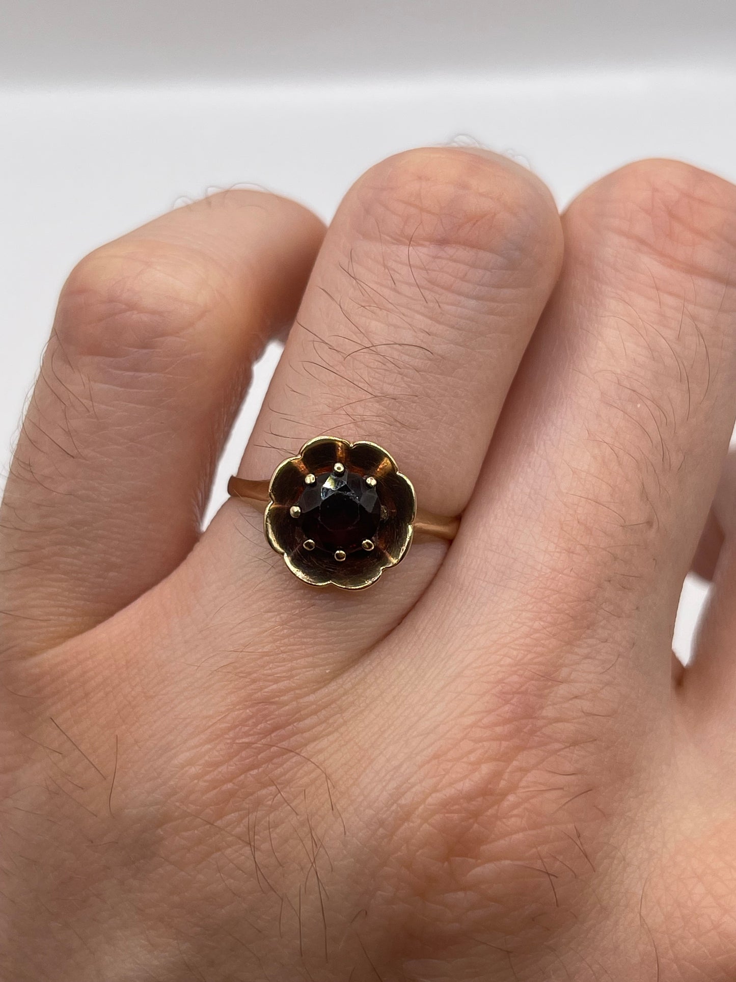 9ct gold garnet ring