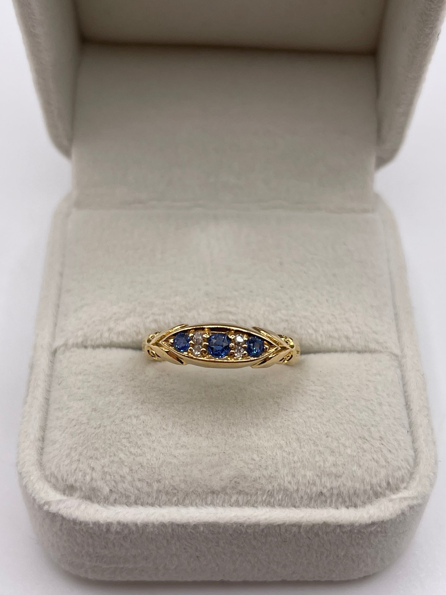 Antique 18ct gold sapphire and diamond ring