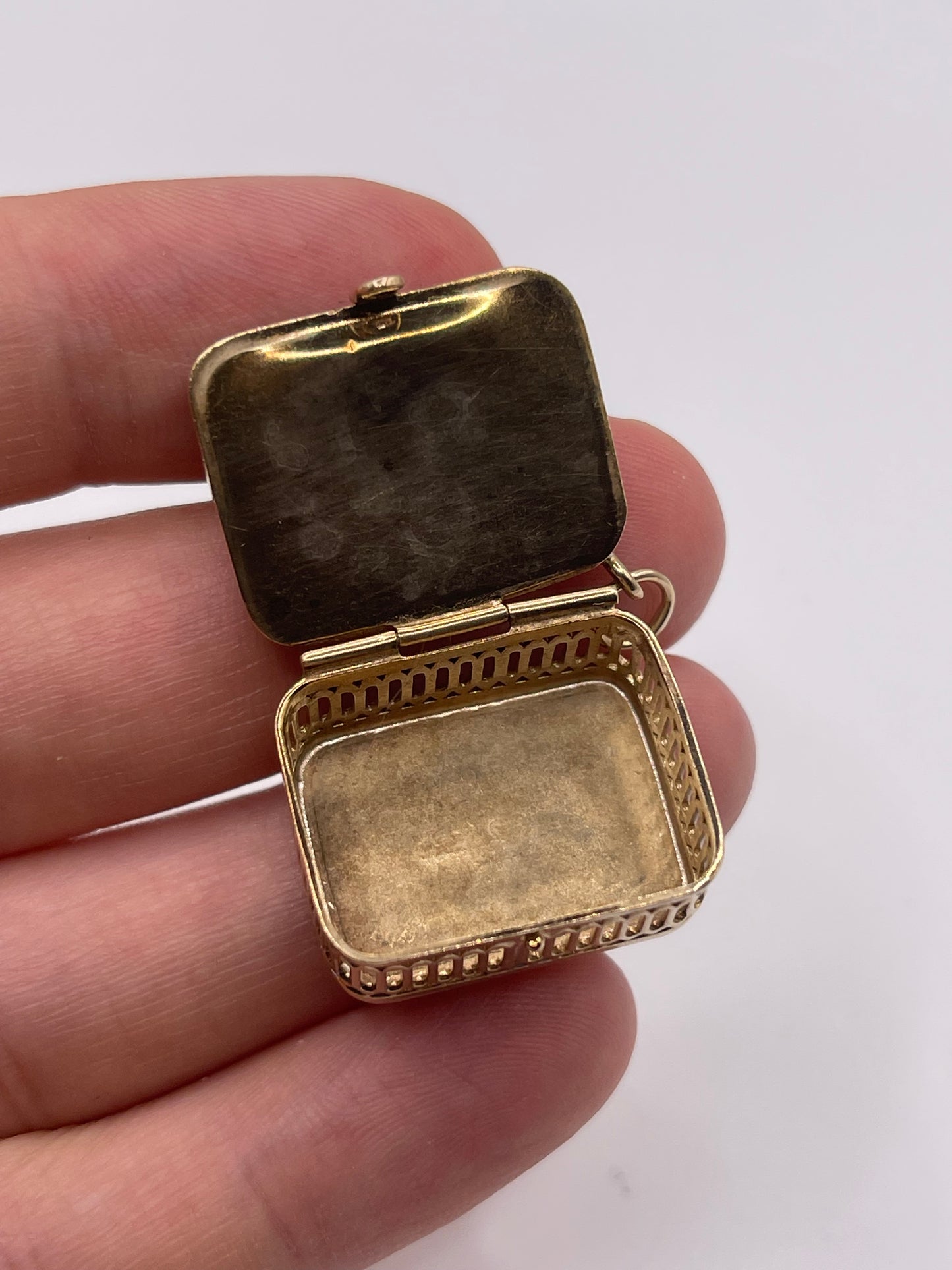 9ct gold mother of pearl box pendant