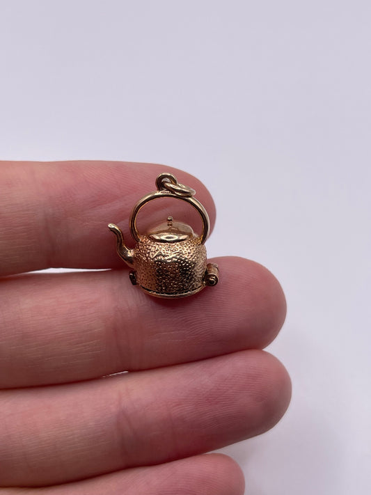 9ct gold kettle of fish charm