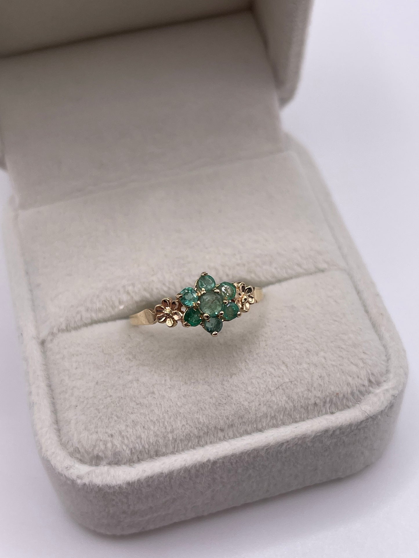 9ct gold emerald cluster ring