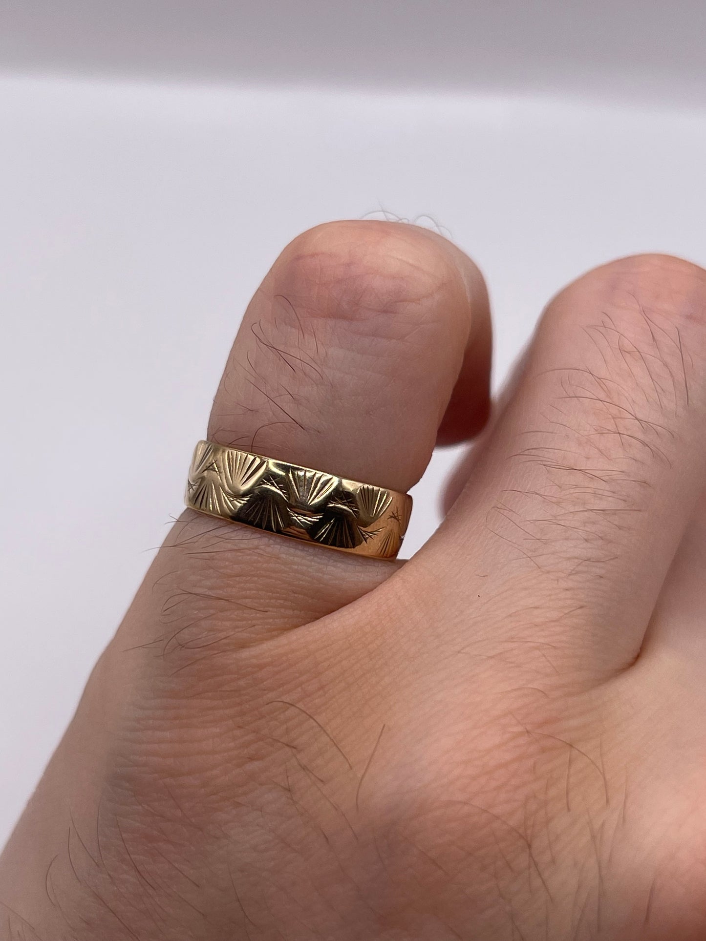 9ct gold patterned band