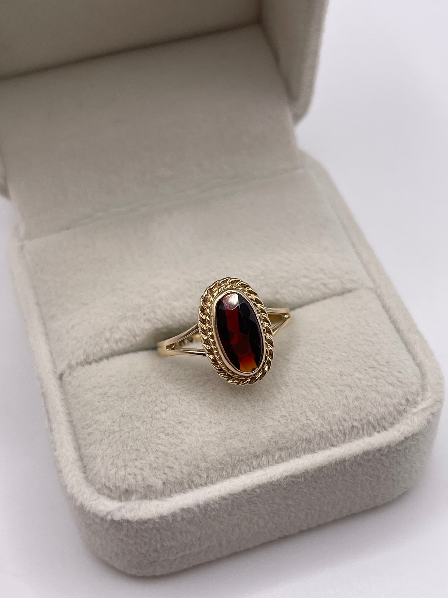 9ct gold garnet ring