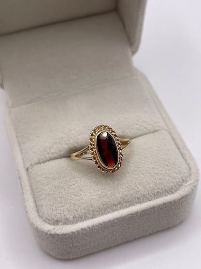 9ct gold garnet ring