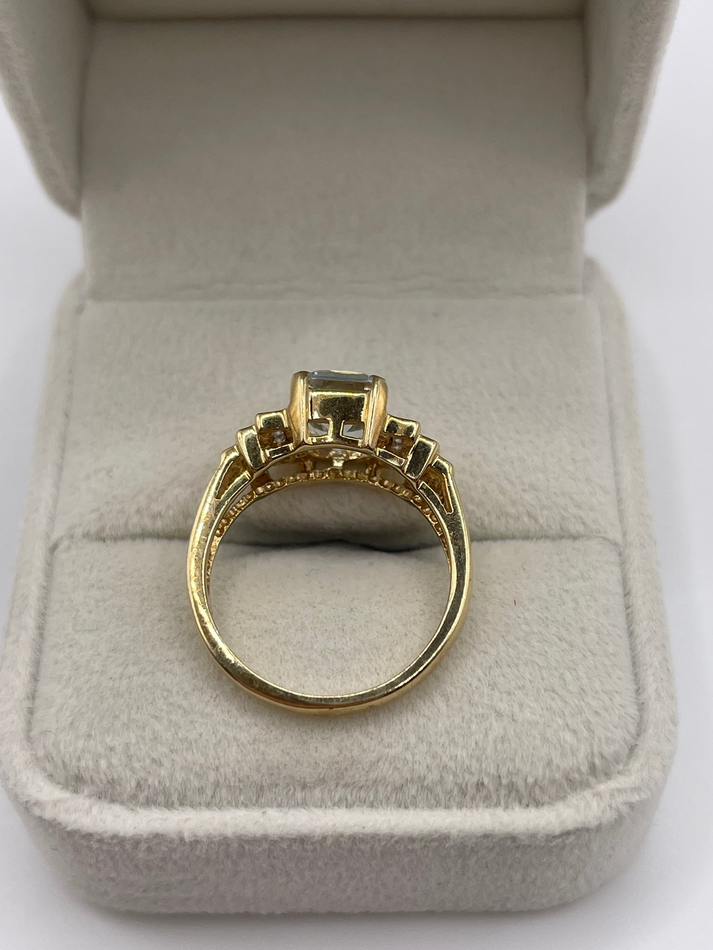 9ct gold aquamarine and diamond ring