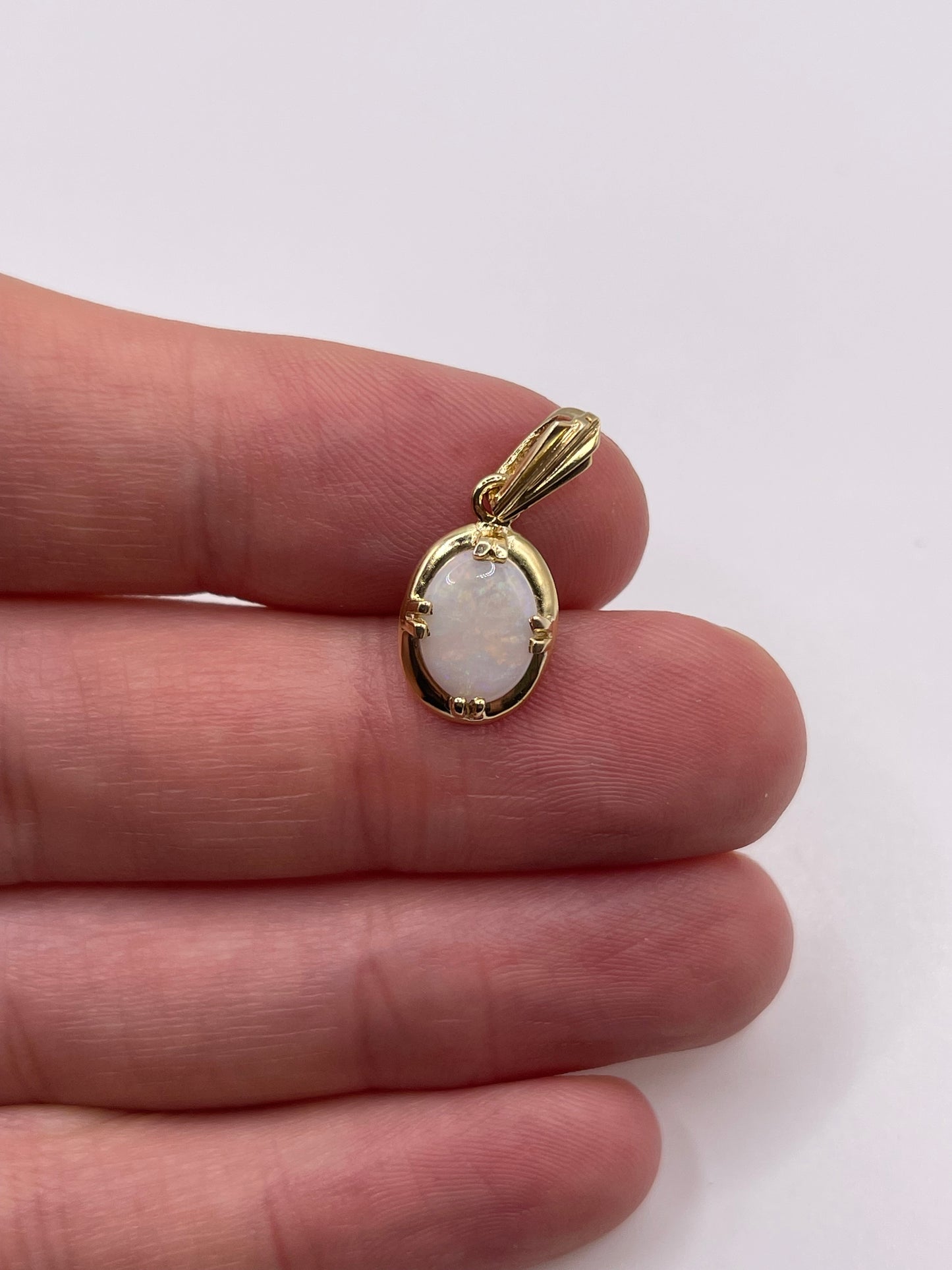 9ct gold opal pendant
