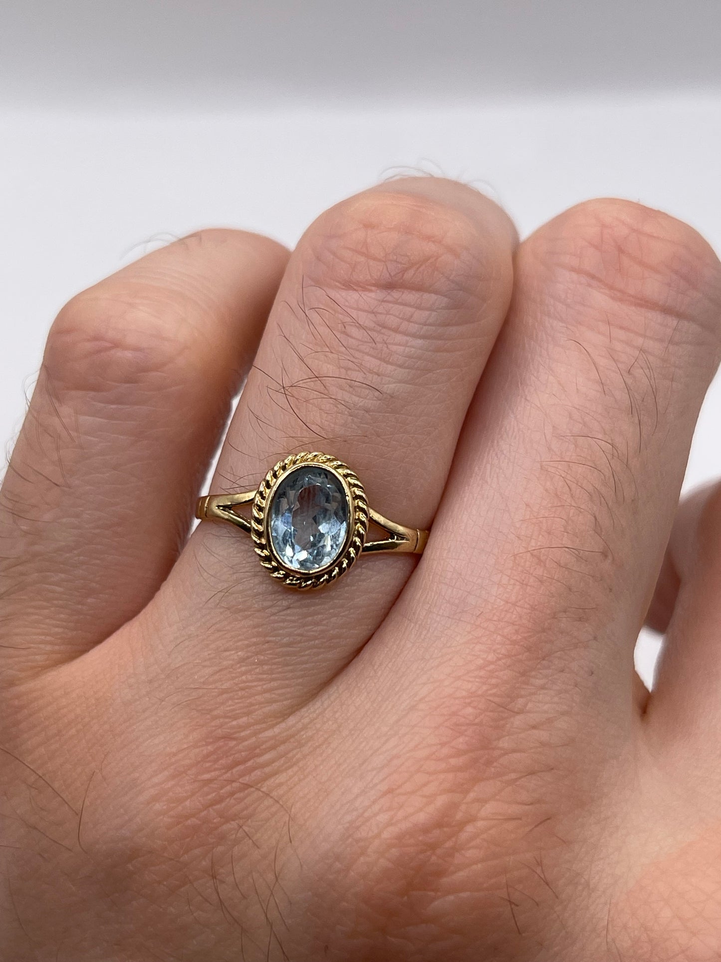 9ct gold blue topaz ring