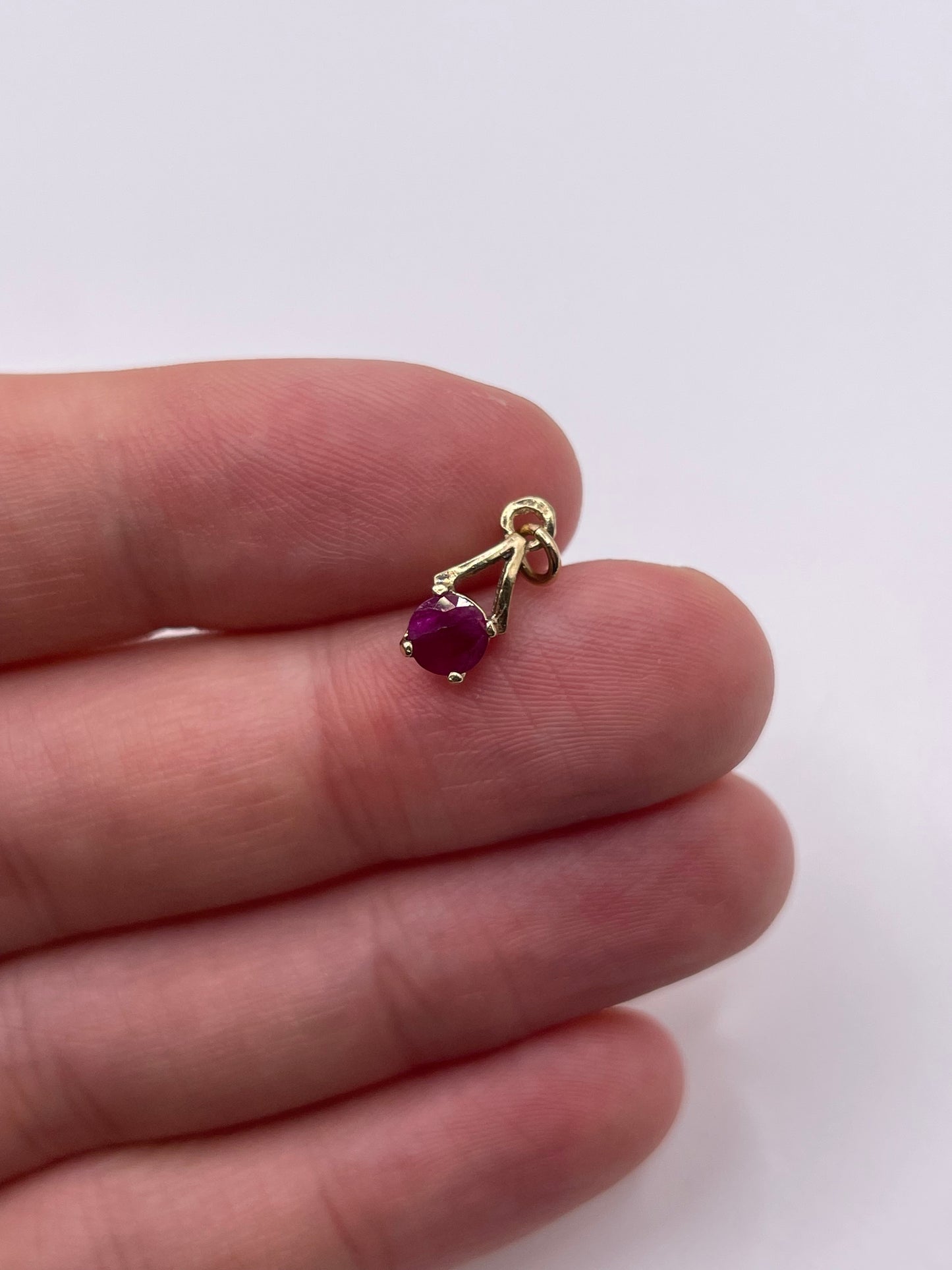 9ct gold ruby orndant