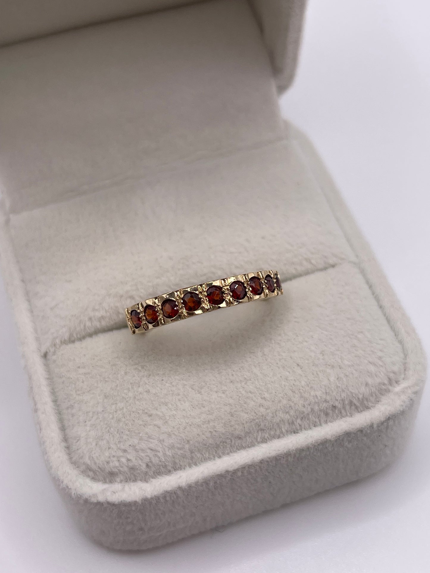 9ct gold garnet ring