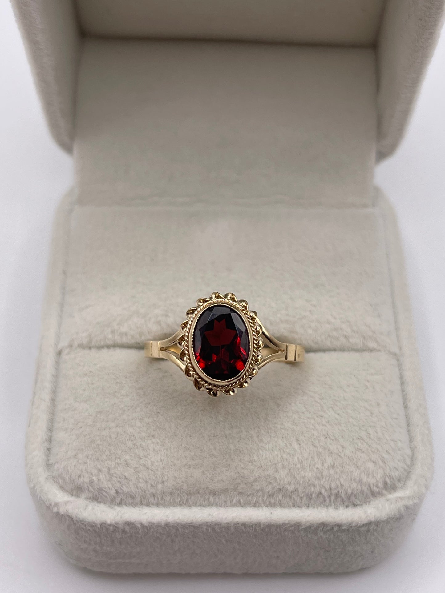 9ct gold garnet ring