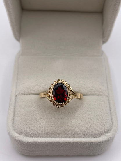 9ct gold garnet ring