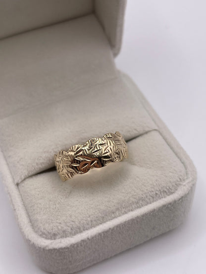 9ct gold patterned band