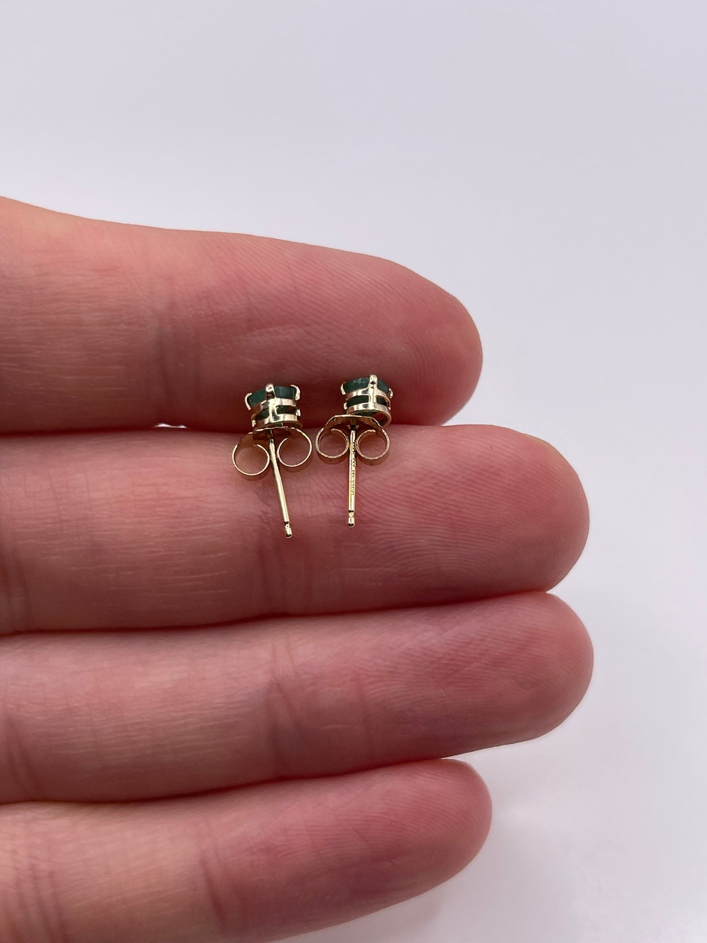 9ct gold emerald stud earrings
