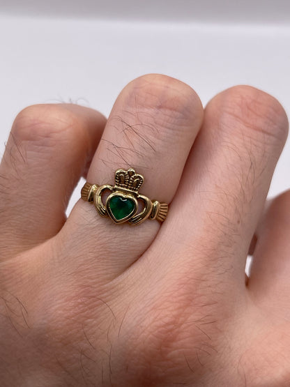 9ct gold green agate claddagh ring