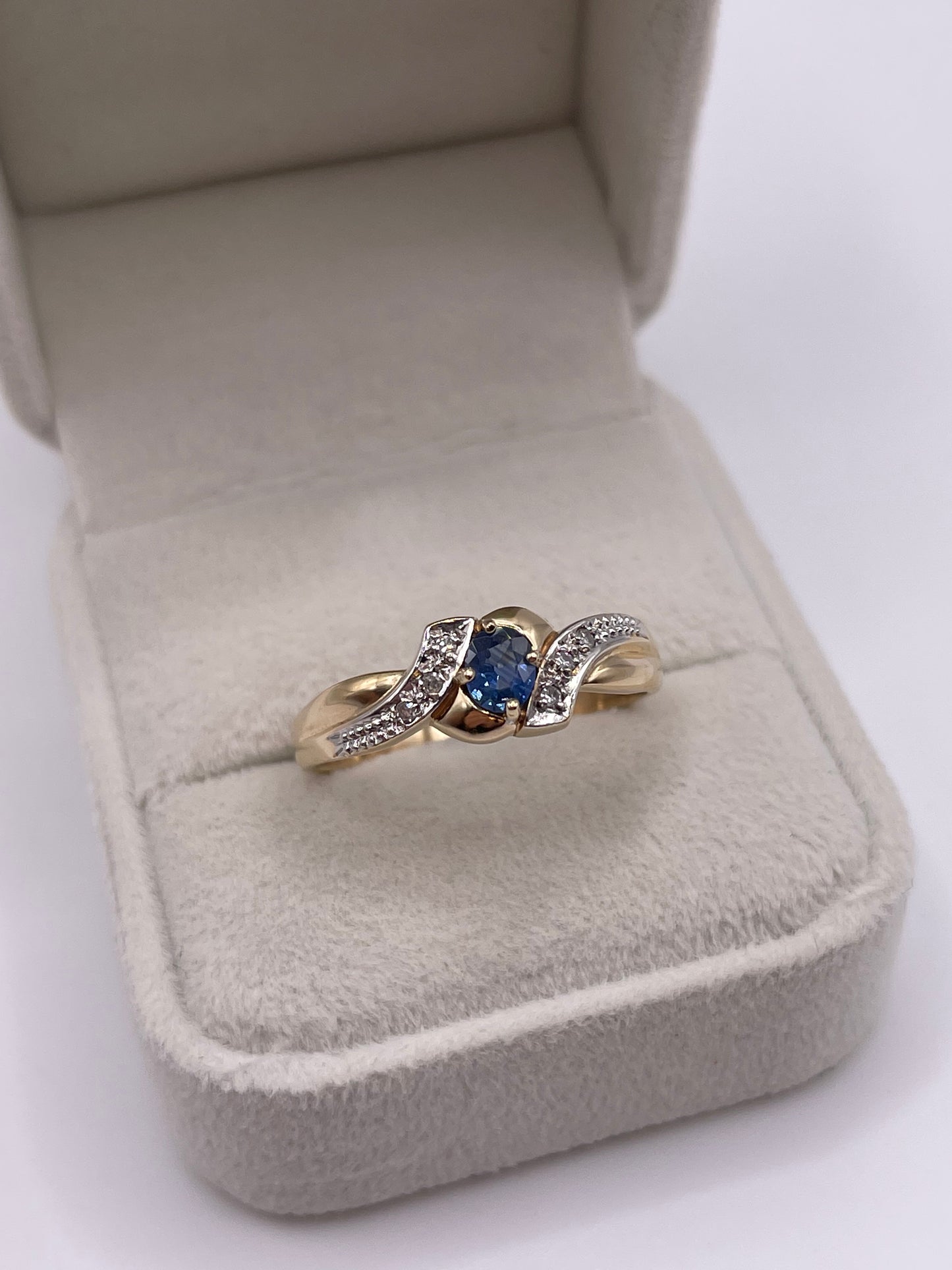 9ct gold sapphire and diamond ring