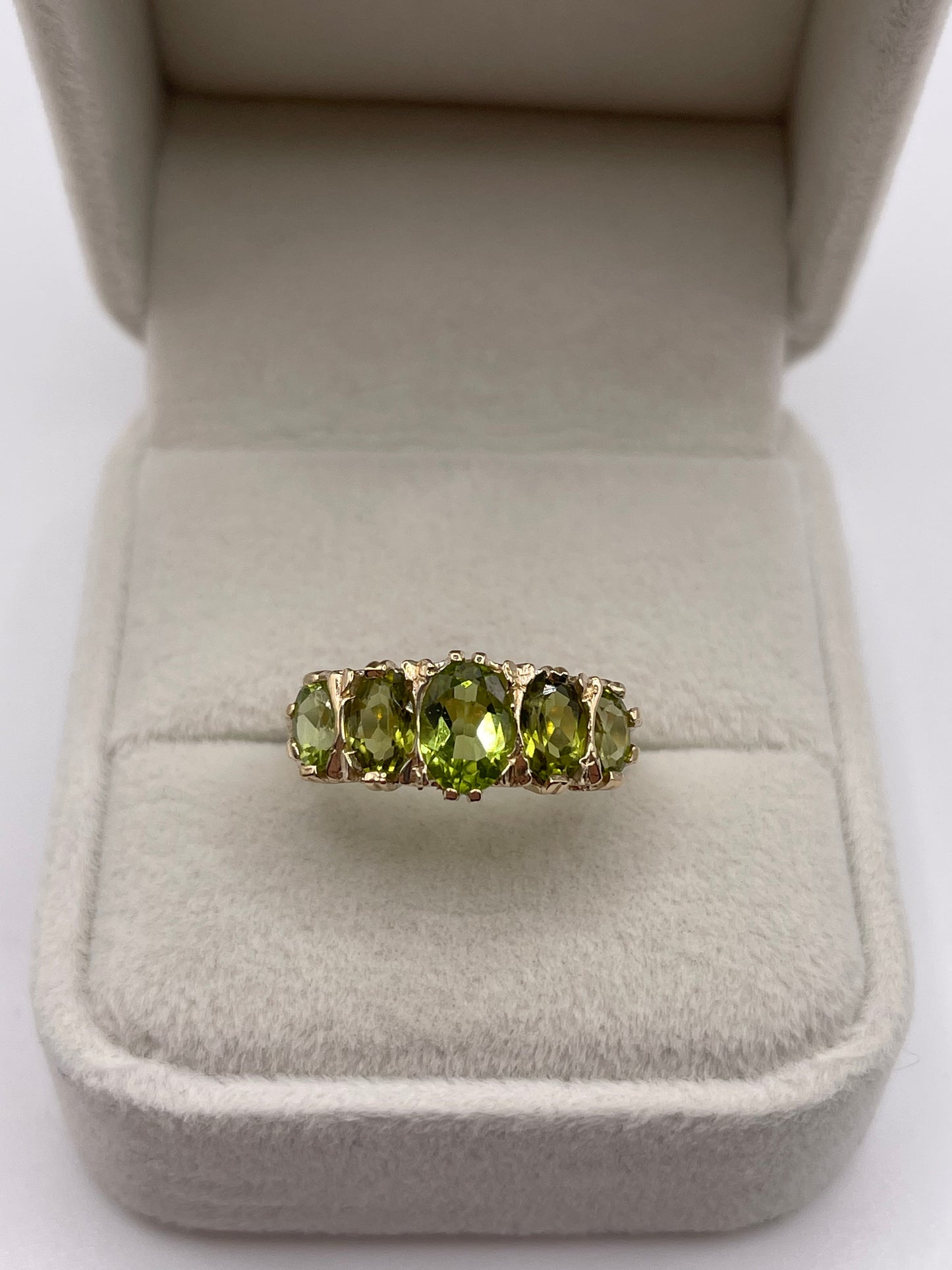 9ct gold peridot ring