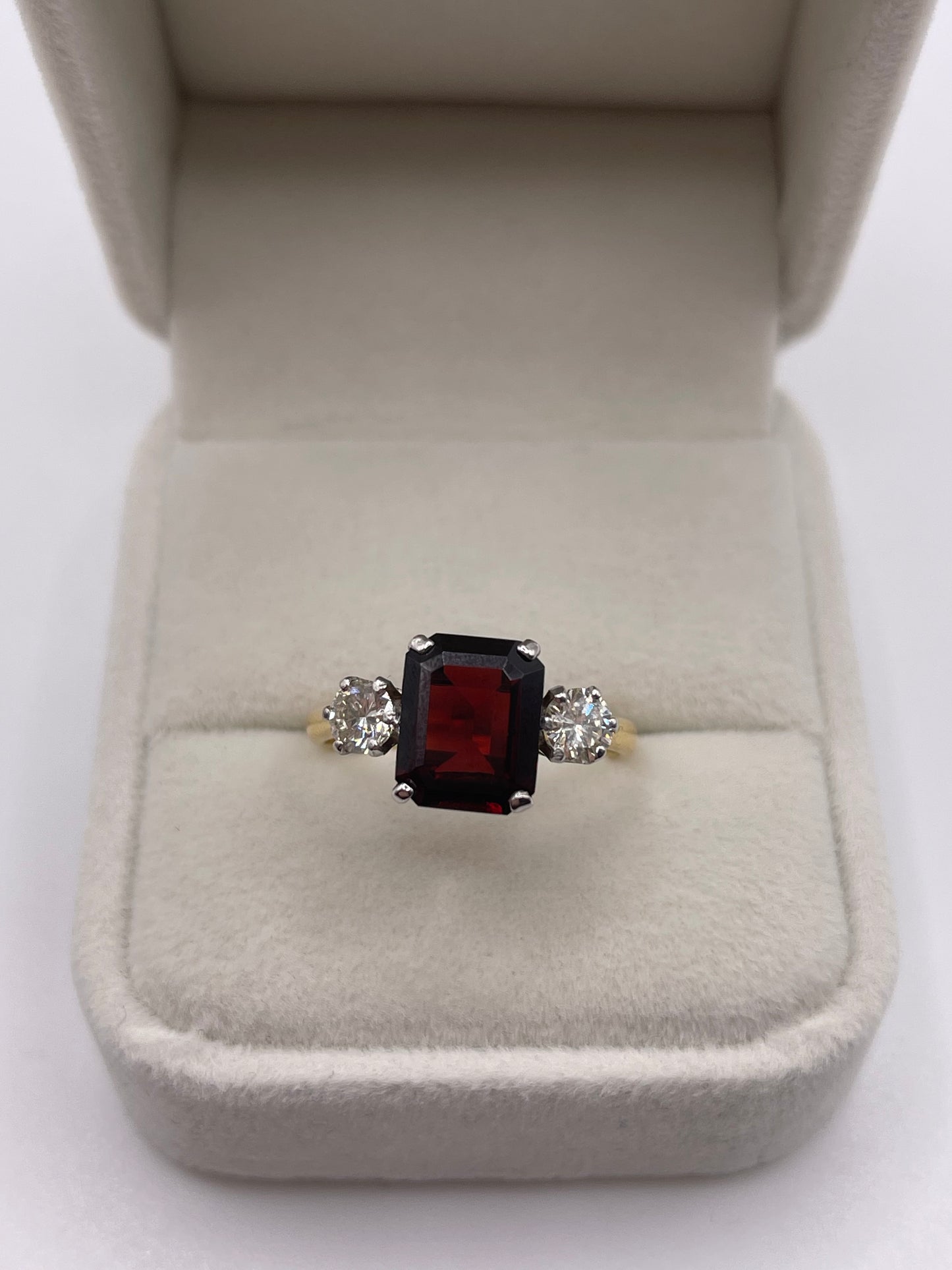 18ct gold garnet and diamond ring