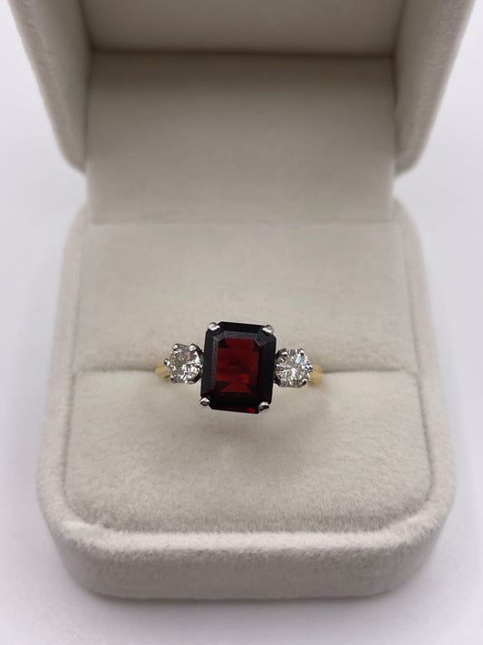 18ct gold garnet and diamond ring