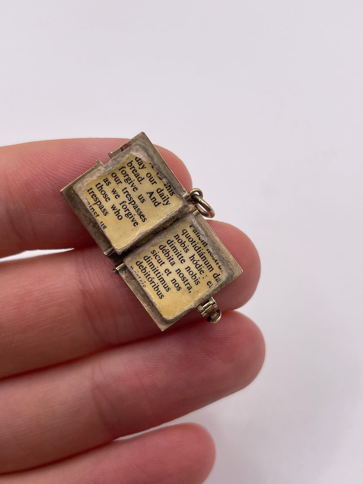 9ct gold prayer book charm