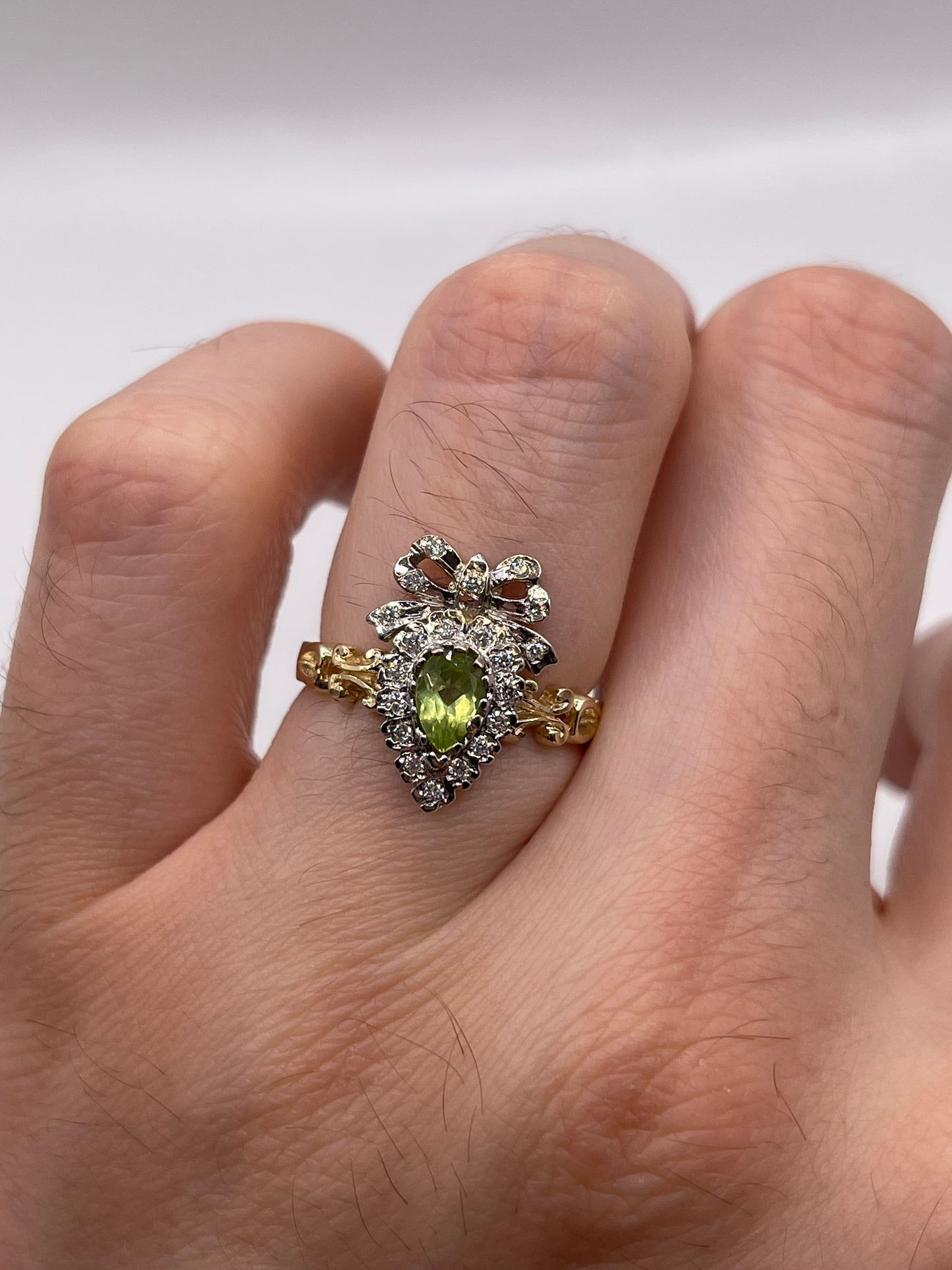 9ct gold peridot and diamond heart ring