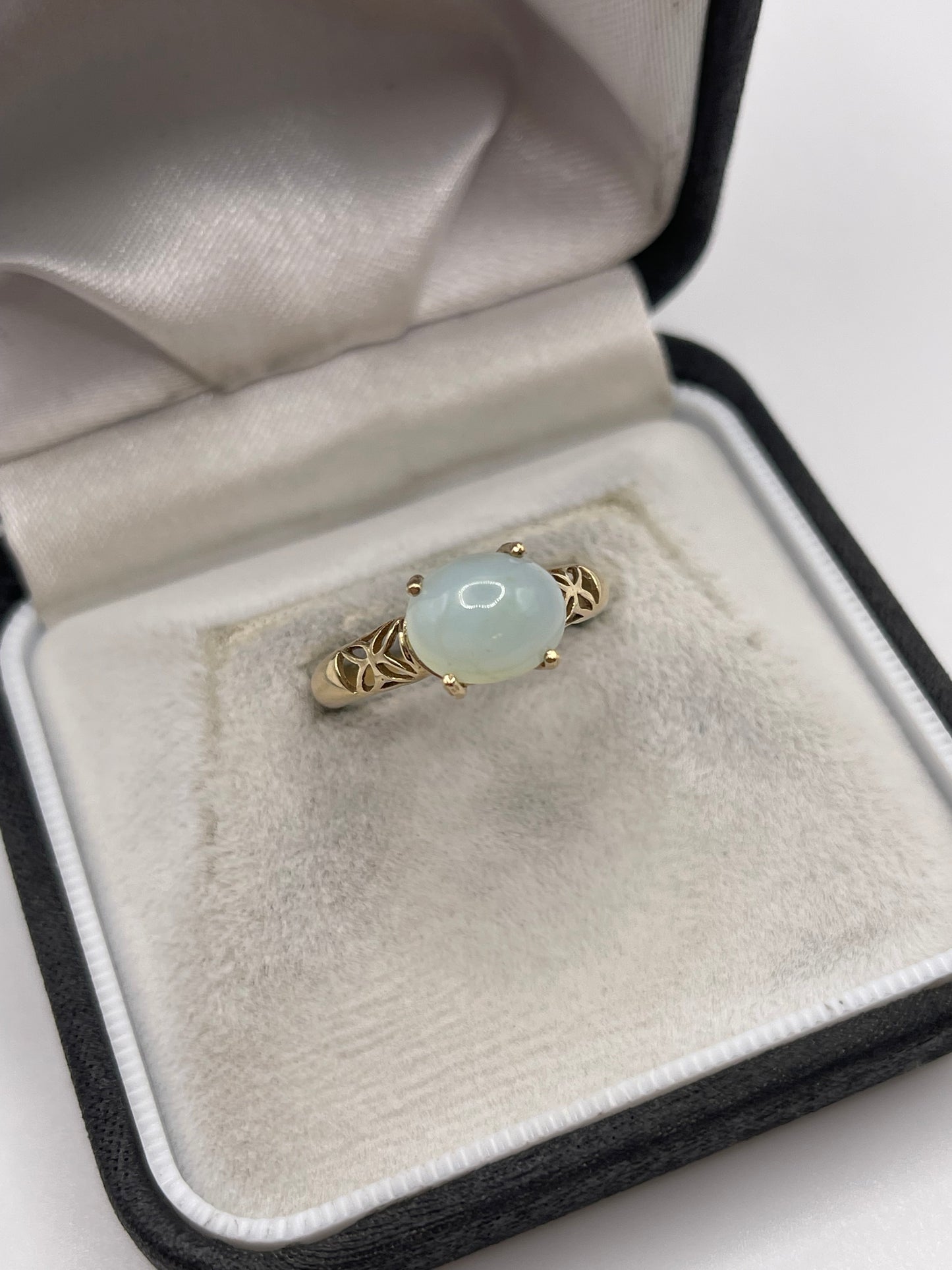 9ct gold chalcedony ring