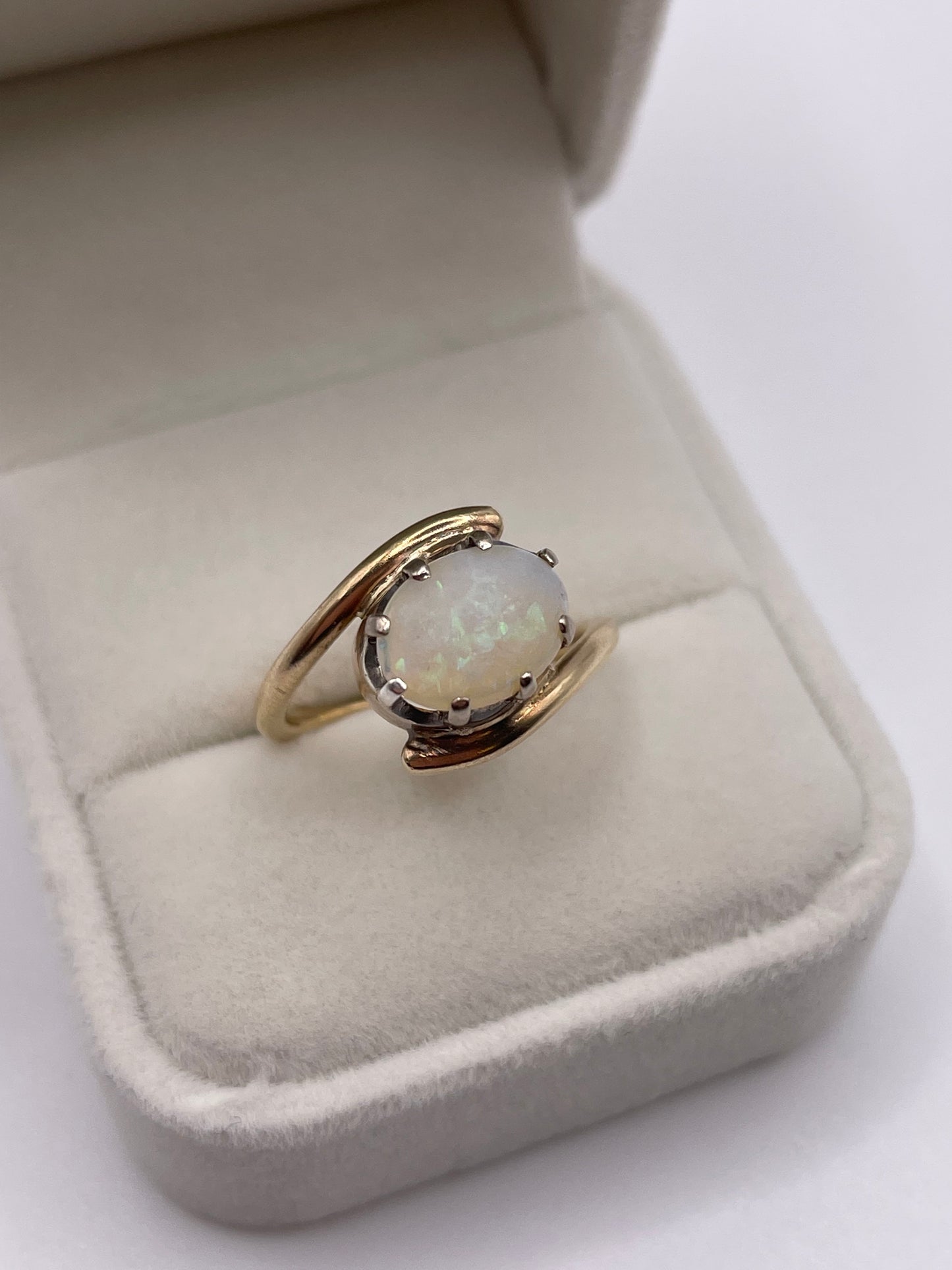 9ct gold opal ring