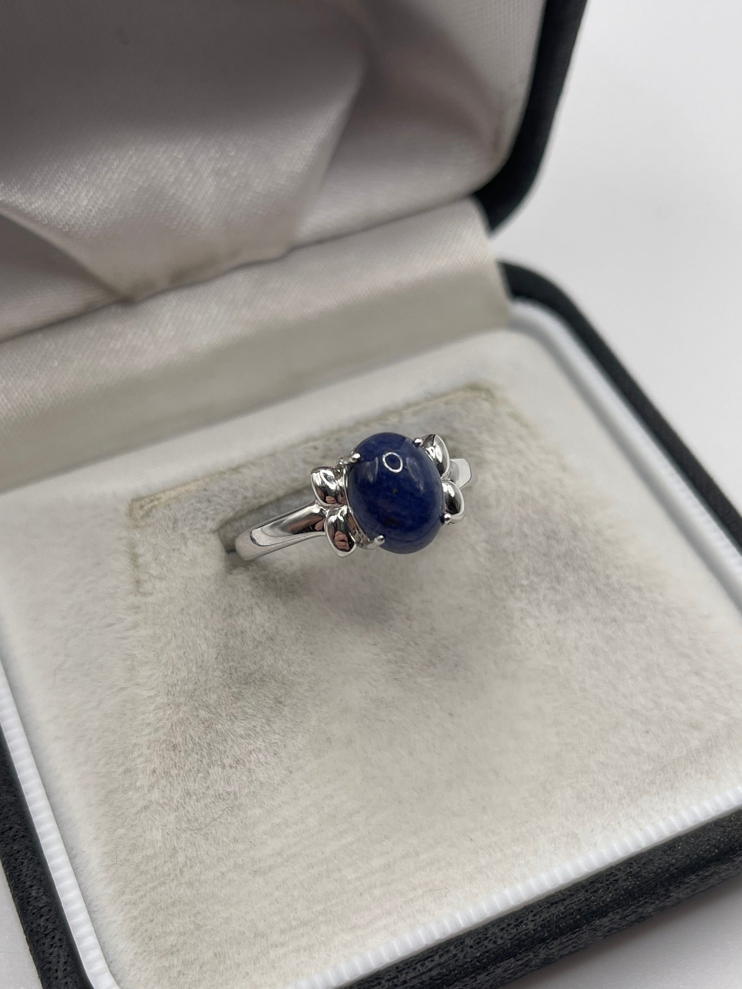 9ct white gold cabochon sapphire ring