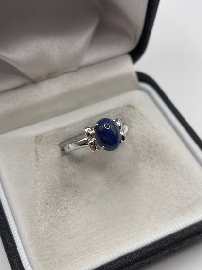 9ct white gold cabochon sapphire ring