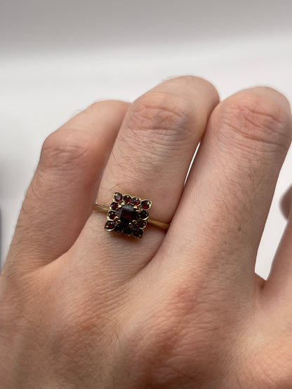 9ct gold garnet cluster ring