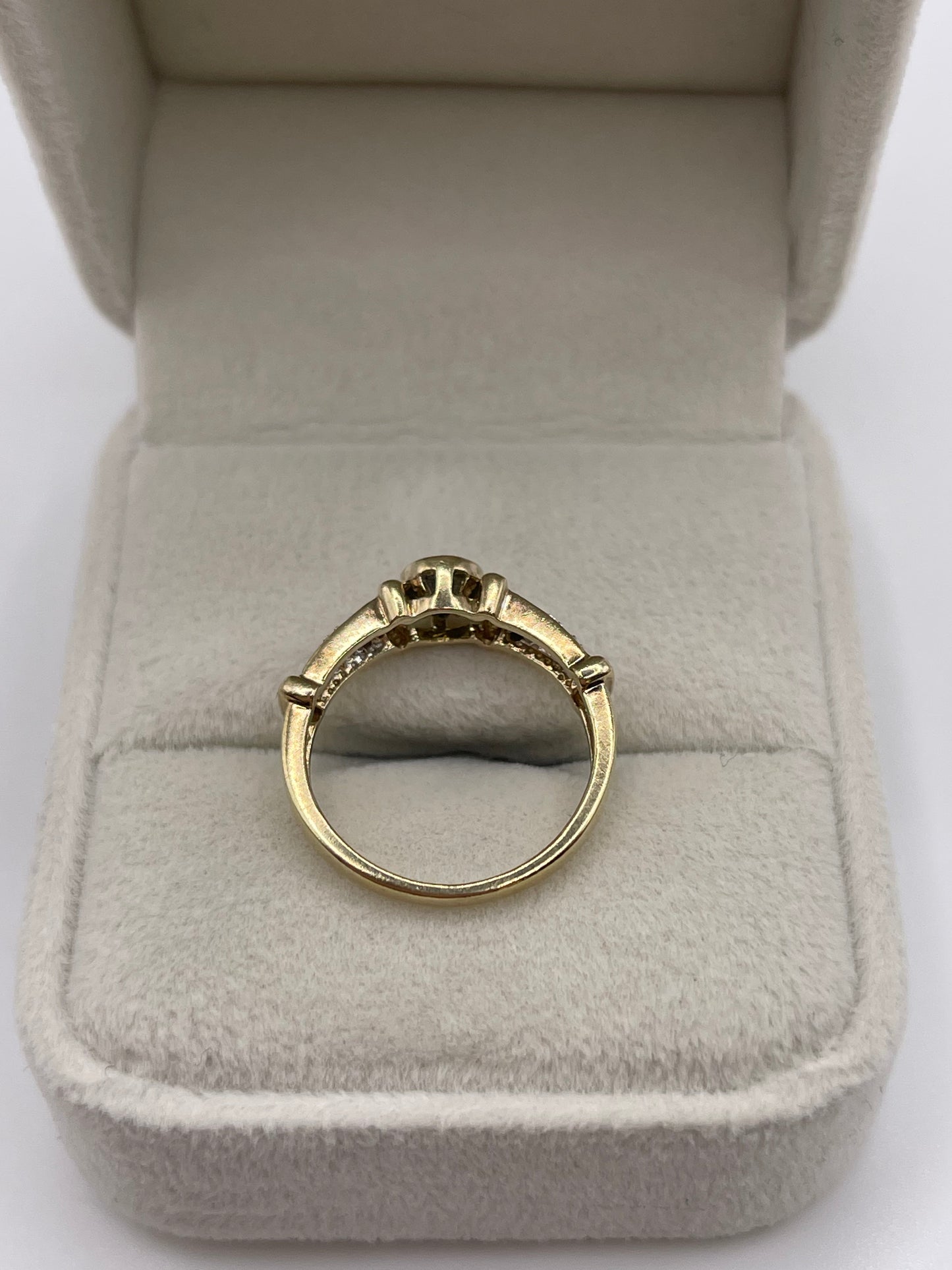 9ct gold peridot and diamond ring