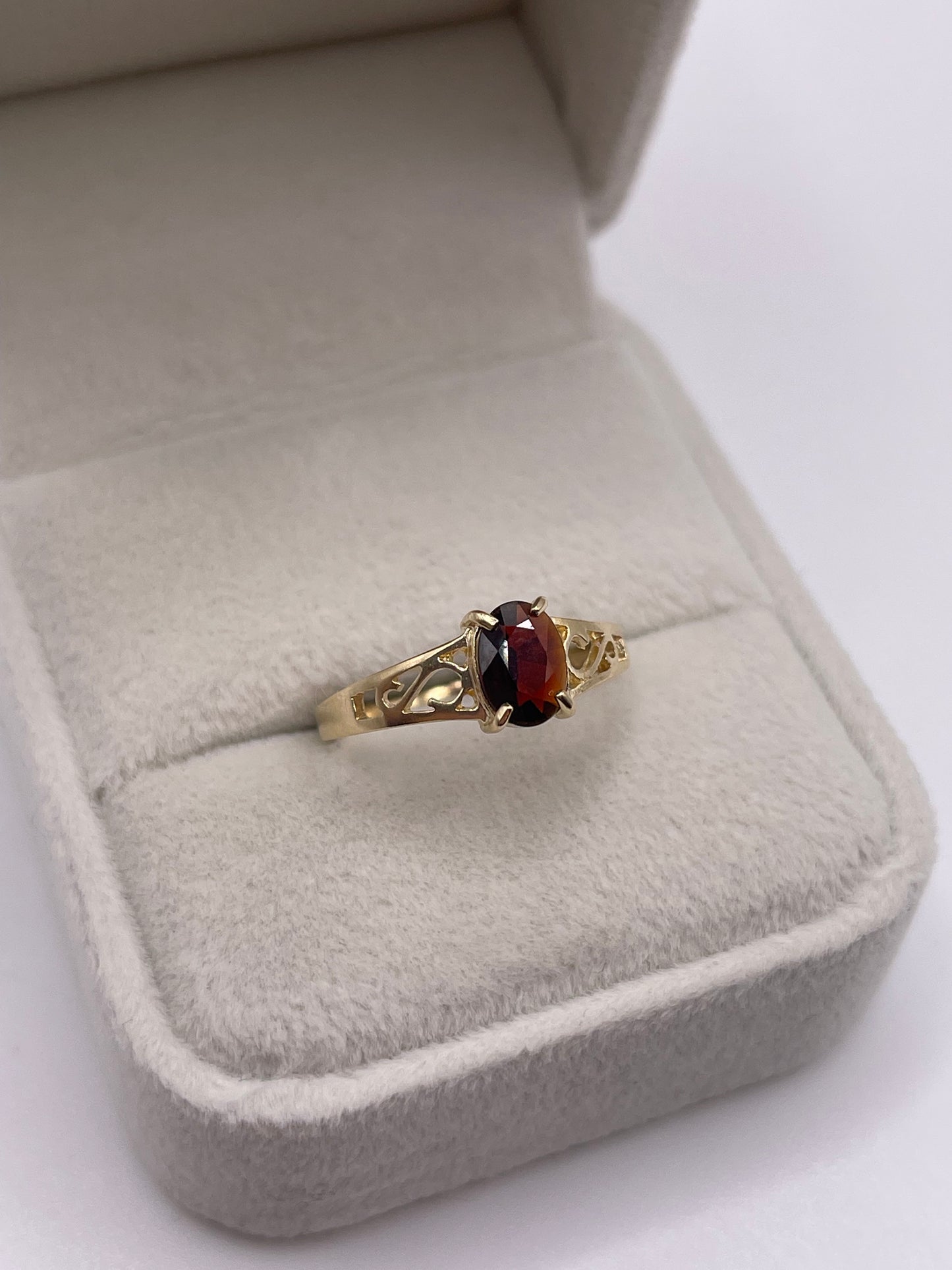 9ct gold garnet ring